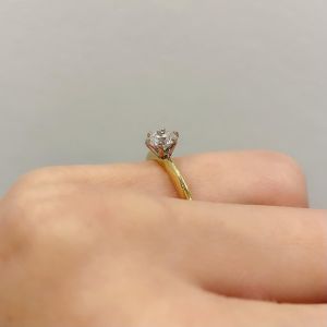 Round diamond 6-prong engagement ring in Yellow Gold - Photo 4